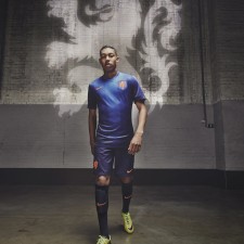 kaiyun-电竞赛场焦点！克罗地亚队对阵澳大利亚队，意外判罚引发热议，比赛氛围紧张