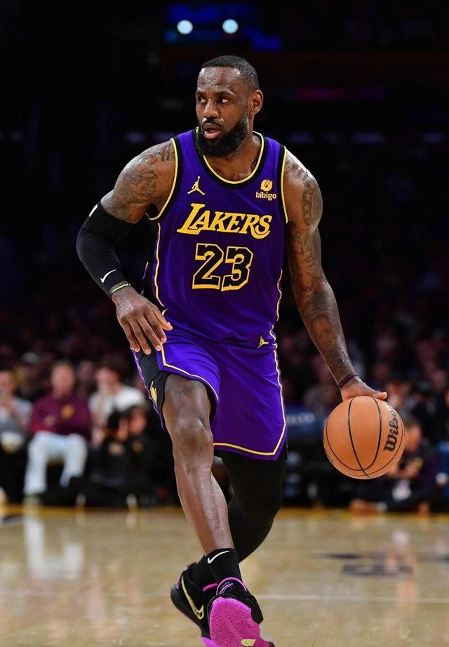 NBA球员实力悍不可挡，赛场上尽展风采！的简单介绍