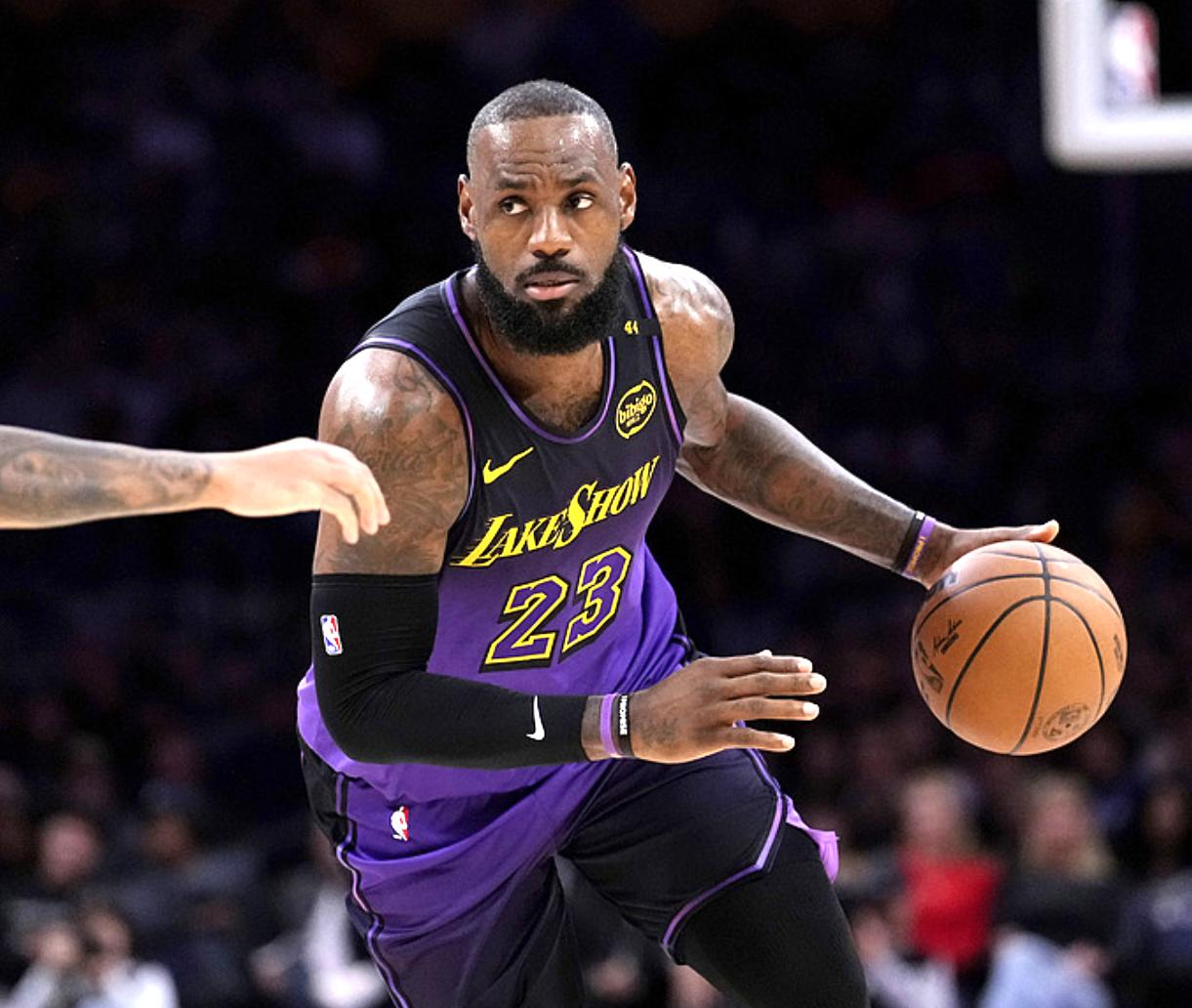 NBA球员实力悍不可挡，赛场上尽展风采！的简单介绍