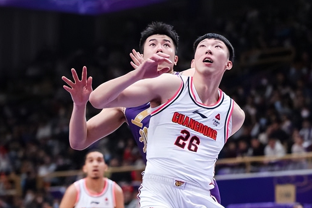 周琦一人遭遇五人夹防出色表现引众人惊叹的简单介绍